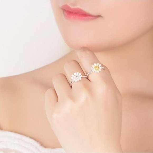 925 Sterling Silver Two Tone Daisy Adjustable Ring - Picture 1 of 7